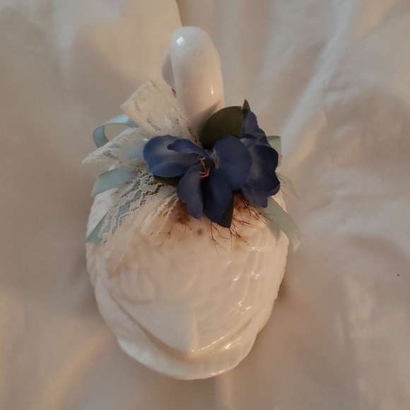 Swan figurine - preloved - Picture 4 of 4